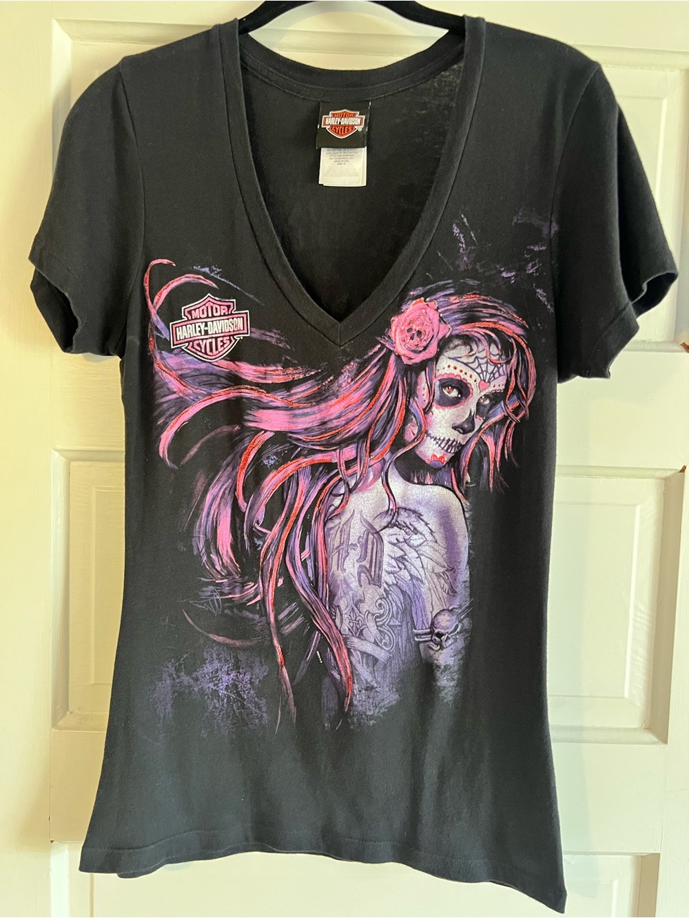 Harley-Davidson Women’s Black V-Neck Tee with Pink and Purple Skull Art Size M